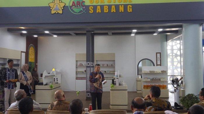 Rektor USK, Prof Dr Ir Marwan  menyampaikan sambutan saat peresmian beroperasinya USK Store di Hall Pelabuhan Balohan Kota Sabang, Jumat (12/7/2024).