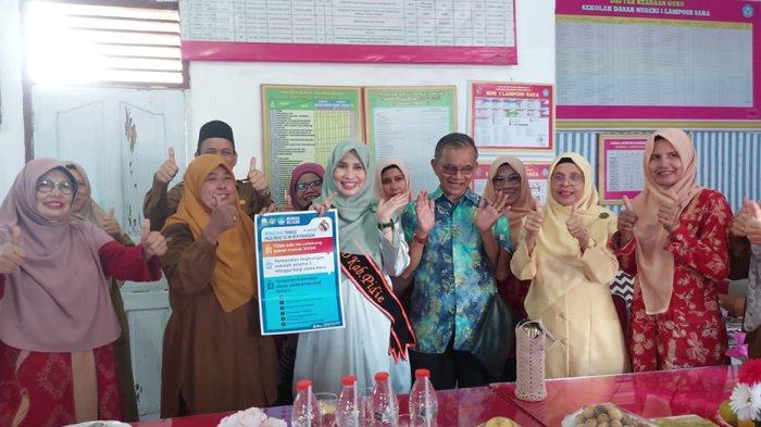 Salam transisi saat kunjungan rombongan Bunda PAUD dan Kepala Dinas Pendidikan dan Kebudayaan Pidie di SD Negeri 1 Lamphoih Saka, Pidie, Selasa (16/7/2024).