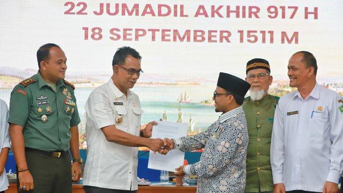 Pj Bupati Pidie Drs Samsul Azhar menerima hasil rekomendasi kesimpulan Seminar Raya Hari Jadi Pidie diserahkan perwakilan Tim Pemateri, Junaidi Ahmad SAg MH disaksikan unsur Forkopimda dan Tim Perumus lainnya di Op Room Setdakab Pidie, Rabu (31/7/2024).