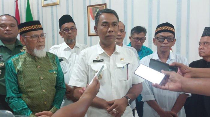 Pj Bupati Pidie Drs Samsul Azhar didampingi unsur Forkopimda dan Tim Perumus memberikan keterangan pers seusai Seminar Raya Hari Jadi Pidie di Ruang Kerja Bupati Pidie, Rabu (31/7/2024).