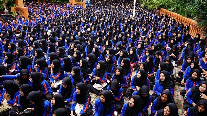 Ribuan mahasiswa baru memadati halaman Kampus UBBG Banda Aceh ikut Pembinaan Akademik,  Karakter,  dan Talenta Mahasiswa Baru (Pakat Maba) selama tiga hari (3-5/9/2024) di salah satu PTS terbaik di Aceh itu.