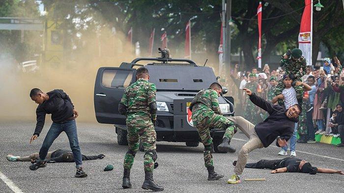 Pasukan TNI melakukan aksi demonstrasi pada puncak perayaan HUT TNI, Sabtu (5/10/2024). SERAMBINEWS.COM/HENDRI