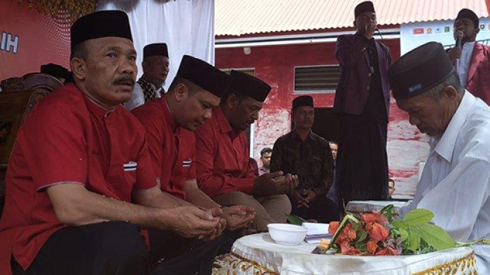 Calon Bupati Pidie, Sarjani Abdullah dan Calon Wakil Bupati Pidie, Al Zaizi saat dipeusijuk di Simpang Tiga, Pidie, Selasa (15/10/2024). Dok Media Center