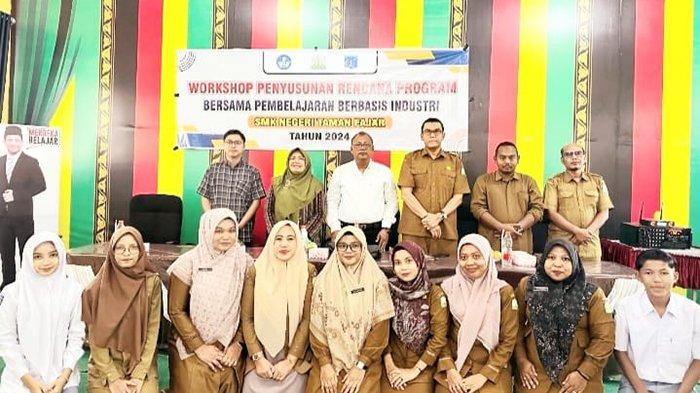 Kepala SMKN Taman Fajar, Azwar Malik R bersama Direktur CV. Ukot Ratulagi, Samran menyepakati kerja sama dalam pengembangan obat herbal.