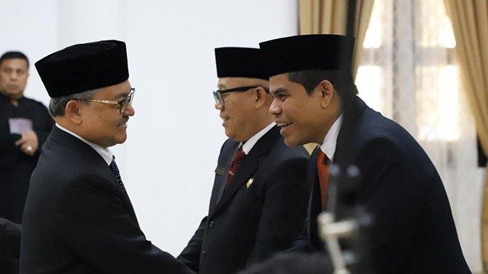 Dr Taufiq A Gani menerima ucapan selamat dari Plt Kepala Perpusnas RI, Prof Dr E. Aminudin Azis setelah dilantik sebagai Kepala Pusat Pengembangan Perpustakaan/Madrasah dan Perguruan Tinggi (P3SMPT), Rabu (16/10/2024) di Jakarta.