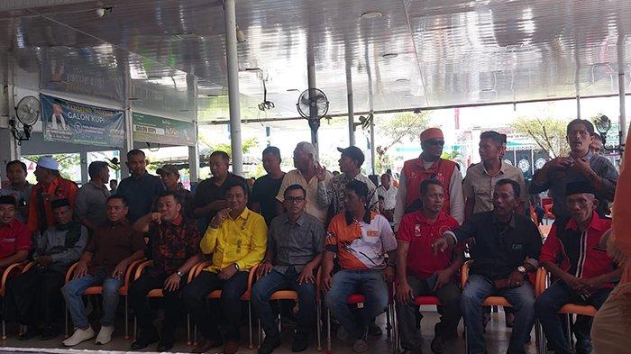 Ketua Umum DPP Partai Nanggroe Aceh (PNA) drh H Irwandi Yusuf MSc foto bersama ketua partai pendukung H Sarjani/Alzaizi