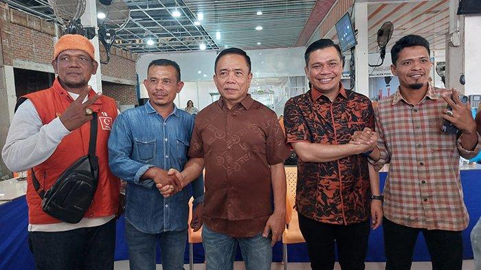 Ketua Umum DPP Partai Nanggroe Aceh (PNA) drh H Irwandi Yusuf MSc berfoto bersama calon wakil bupati, Alzaizi setelah menyatakan PNA resmi mendukung pencalonan pasangan calon (paslon) Bupati/Wakil Bupati di Pidie, Selasa (22/10/2024).