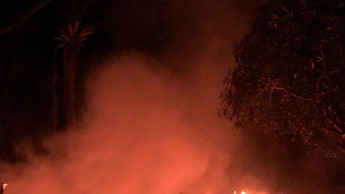 Dua rumah berkontruksi kayu milik warga Desa Sarah Teube hangus terbakar diduga akibat konsleting listrik.