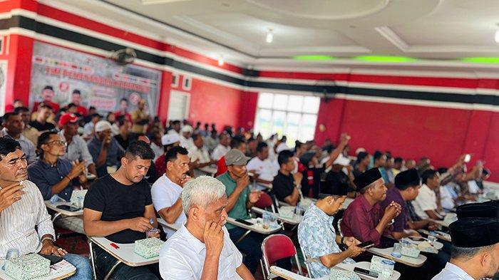 Pertemuan pengukuhan Tim Pemenangan Pasangan calon 02 H Sarjani Abdullah/Alzaizi di Sekretariat DPW Partai Aceh, Sigli, Pidie, Selasa (29/10/2024).