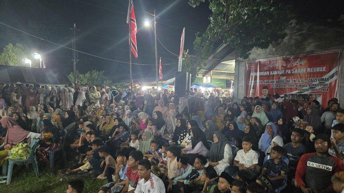 Masyarakat pendukung Sarjani/Alzaizi memadati Lapangan di Reubee, Kecamatan Delima, Pidie, Jumat (1/11/2024).