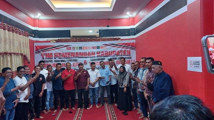 Foto bersama Calon Bupati dan Calon Wakil Bupati Pidie, H Sarjani Abdullah dan Alzaizi bersama tim pendukungnya di Kantor DPW PA, Rabu (27/11/2024).