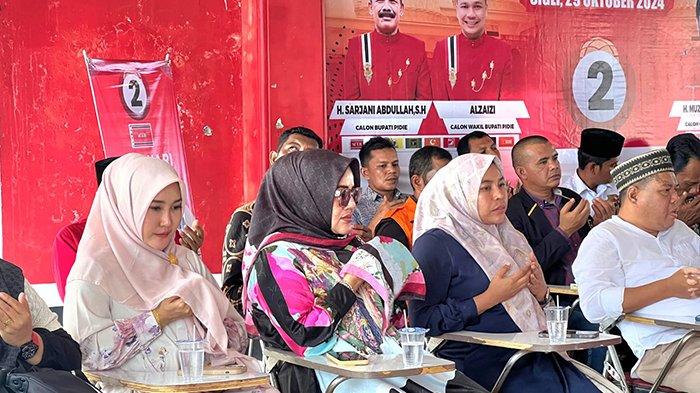 Dari kiri: Ny Mona Alzaizi, Ny Rohana Sarjani, Elidawati (anggota DPRK Pidie) saat konfrensi pers di Aula Sekretariat PA, Rabu (4/12/2024).