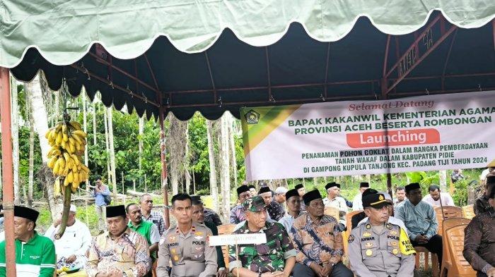 Kapolres Pidie AKBP Jaka Mulyana, SIK, MIK yang diwakili Kasi Humas AKP Anwar, S.Ag (kanan), hadir dalam acara Launching Gerakan Penanaman 2.500 Pohon Kakao yang diselenggarakan dalam rangka Hari Amal Bakti (HAB) ke-79 di Padang Tiji, Sabtu (14/12/2024).