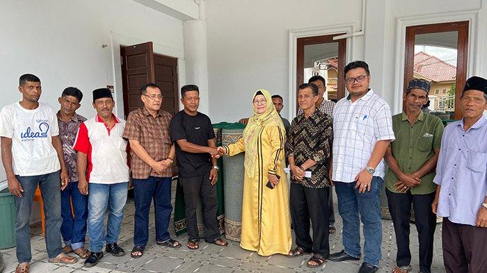 Bantuan diserahkan Ketua DPD II Partai Golkar Nagan Raya Dra Hj Cut Intan Mala didampingi Wakil Ketua T Jamalul Alamuddin,