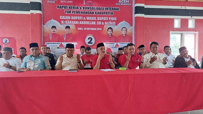 Bupati dan Wakil Bupati Pidie terpilih H Sarjani Abdullah dan Alzaizi bersama tim pemenangannya menadahkan tangan dalam lantunan doa usai konfrensi pers digelar di Aula Sekretariat DPW Partai Aceh, Rabu (4/12/2204).