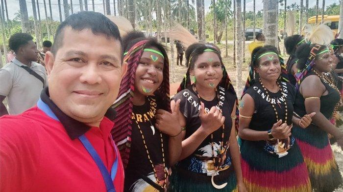 Penulis (Hasan Basri M Nur) disambut warga Desa Skouw Kota Jayapura Papua, di sela-sela acara Konferensi Nasional Forum Kerukunan Umat Beragama (FKUB) se-Indonesia, Oktober 2023.