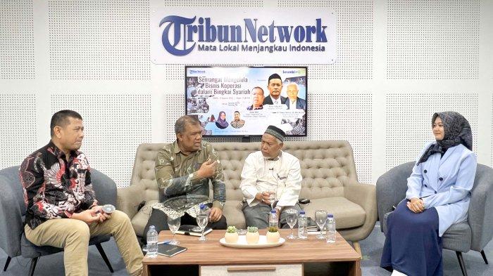 Hasan Basri M Nur (Kiri) sebagai host dan dua pemateri Aswar, MAP (Kabid Pengawasan dan Pemeriksaan Diskop UKM Aceh) dan Dr. Ridwan Ibrahim.,SE.,MM.,Ak.,CA. serta Suhiya Zahrati