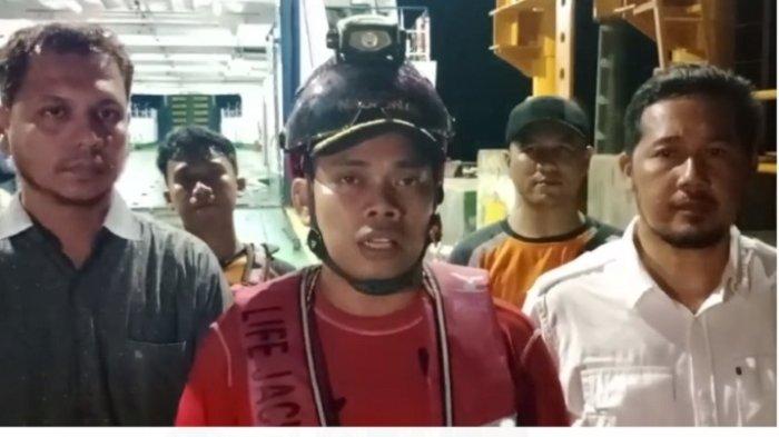 Kepala Seksi Operasi Basarnas Banda Aceh, M Fathur Rahman (tengah)