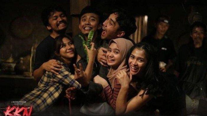 Film KKN Di Desa Penari ditonton lebih dari 1 juta orang sejak diputar perdana di seluruh bioskop Indonesia pada Sabtu (30/4/2022). Tissa Biani bersama para demain film KKN di Desa Penari.