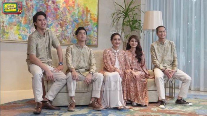 Foto keluarga tersebut dibagi menjadi beberapa sesi dengan dua tema fesyen yang berbeda.