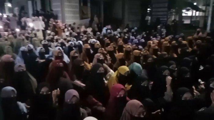 GEMA MUHARAM – Ribuan santri MUDI Samalanga, Bireuen dan berbagai undangan lainnya, Sabtu (28/6/2025) malam padati komplek dayah MUDI Samalanga, Kabupaten Bireuen, mengikuti pembukaan festival Musabaqah Muharram bertajuk “GEMA MUHARRAM