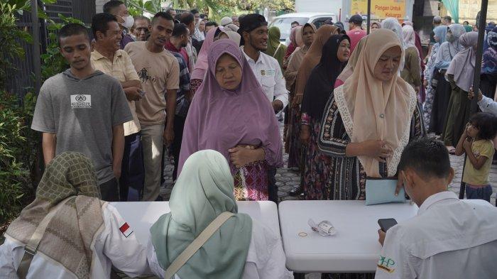 Warga mengambil nomor antrian untuk menebus pangan murah di Halaman Kantor Camat Lueng Bata, Banda Aceh, Rabu (6/3/2024) pagi.