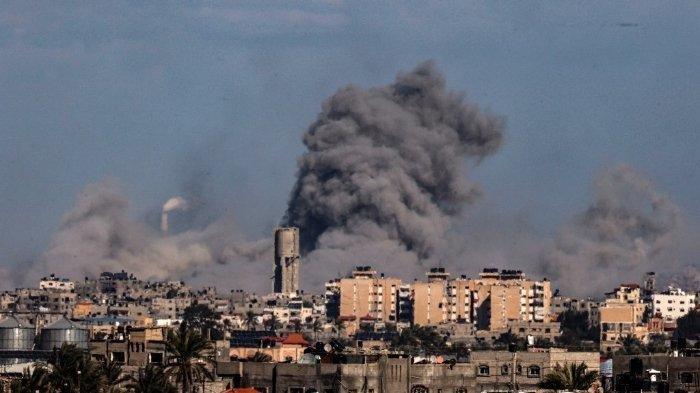 Gambar yang diambil dari Rafah, di Jalur Gaza selatan, menunjukkan asap membubung di atas gedung-gedung di Khan Yunis selama pemboman Israel pada 1 Februari 2024. - Wafa melaporkan bahwa pesawat-pesawat temput Israel menggempur sebuah taman kanak-kanak di Rafah dengan bom pada Minggu (4/2/2024).