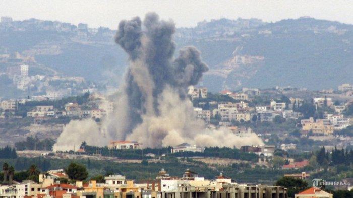 Gambar yang diambil dari kota selatan Tyre ini menunjukkan asap mengepul dari lokasi serangan udara Israel yang menargetkan desa Rmadiyeh di selatan Lebanon, pada 7 Oktober 2024.