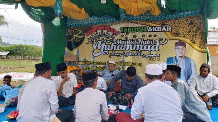 Kenduri maulid juga dirangkai dengan penampilan grup zikir yang mendapat sambutan antusias dari masyarakat.