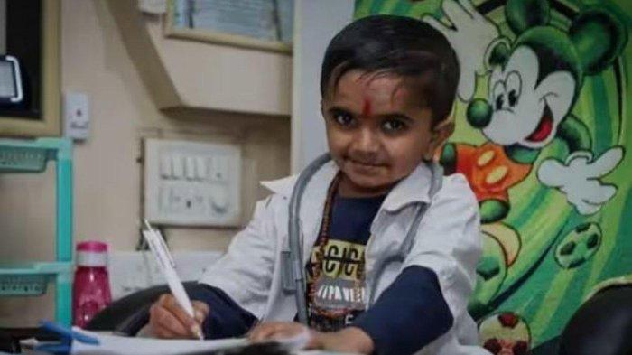 Ganesh Baraiya, dokter terkecil memiliki tinggi 1 meter dan berat badan 18 kilogram.