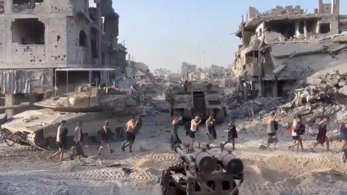 Staf medis Rumah Sakit Kamal Adwan di Gaza Utara diusir paksa keluar meninggalkan rumah sakit itu di bawah todongan moncong tank zionis Israel.