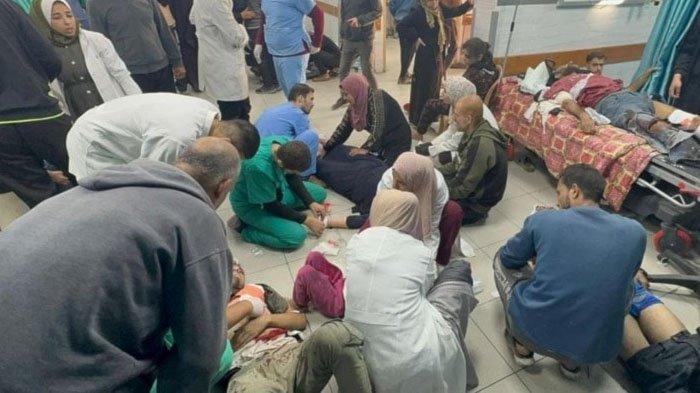 Warga Palestina yang terluka dikelilingi oleh keluarga dan staf medis yang dirawat di lantai koridor karena kurangnya kapasitas kamar di Rumah Sakit Kamal Adwan yang terkepung di Gaza pada 6 Desember 2023.
