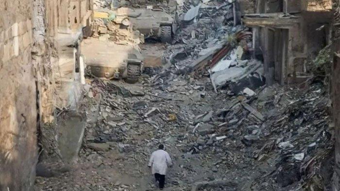 Foto terakhir Dr Hossam Abu Safiya diambil oleh fotografer Muhannad Al-Muqayd, dan menunjukkan Dr Abu Safiya berjalan dengan gaun putihnya di tengah reruntuhan Rumah Sakit Kamal Adwan, yang dibakar oleh mesin perang Israel, dengan tank pendudukan. 