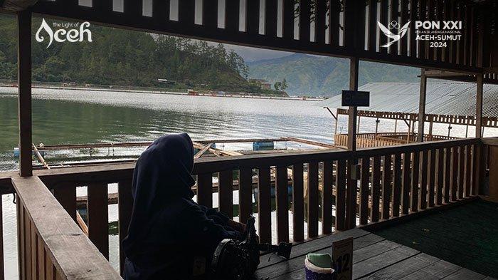 Green Zone Cafe yang terletak di tepi Danau Lut Tawar, Takengon, Aceh Tengah menawarkan pemandangan menakjubkan.