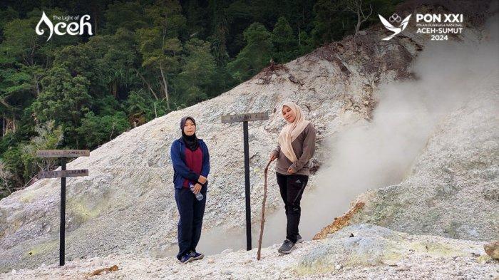 Pengunjung berada di kawasan Gunung Berapi Jaboi, Sabang. 