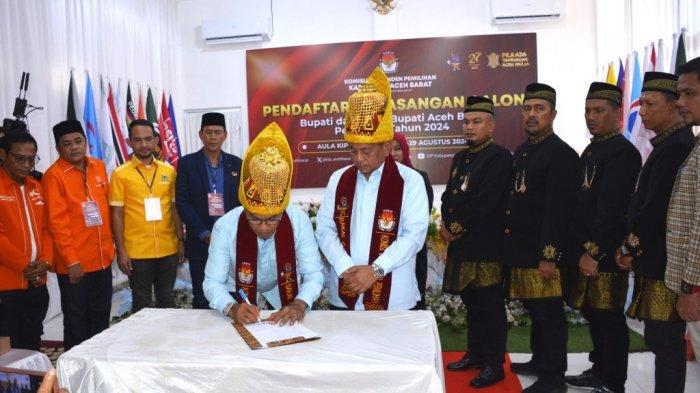 Pasangan H Kamaruddin SE dan Adi Ariyadi saat mendaftar di KIP Aceh Barat, sebagai calon bupati dan wakil bupati Aceh Barat dalam Pilkada 2024, Kamis (29/8/2024).