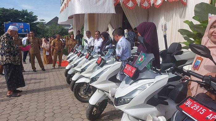 Ketua MPU Pidie, Abu Ismi Ilot mempeusijuk tujuh kendaraan dinas usai diserahkan kepada enam kepala puskesmas dan satu gudang farmasi pada peringatan HKN di Dinas Kesehatan Pidie, Selasa (12/11/2024).