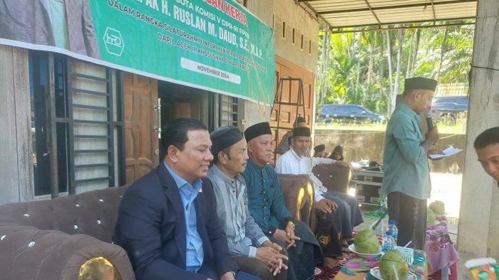 Masyarakat Sukarame, Makmur Bireuen, Senin (11/11/2024) menyampaikan aspirasi dalam pertemuan dengan Anggota DPR RI H Ruslan M Daud (HRD)  yang melakukan kunjungan kerja melakukan pertemuan di salah satu rumah warga desa setempat.