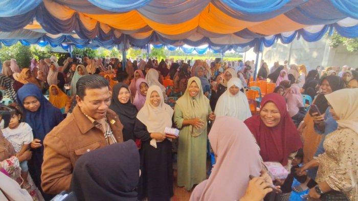 Anggota Komisi V DPR RI. H Ruslan M Daud, Minggu (10/11/2024) melakukan kunker menjaring aspirasi masyarakat Kecamatan Pandrah. Pertemuan di Desa Meunasah Teungoh Pandrah