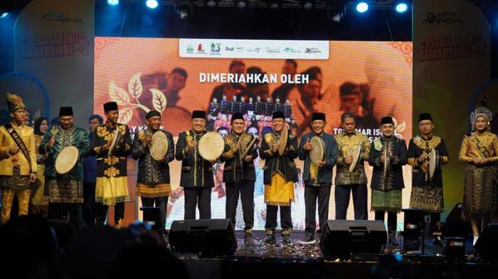 HUT NAGAN RAYA - Pembukaan kegiatan HUT Ke-23 Kabupaten Nagan Raya di Alun-alun Suka Makmue, Minggu (20/7/2025) malam.
 
 
 