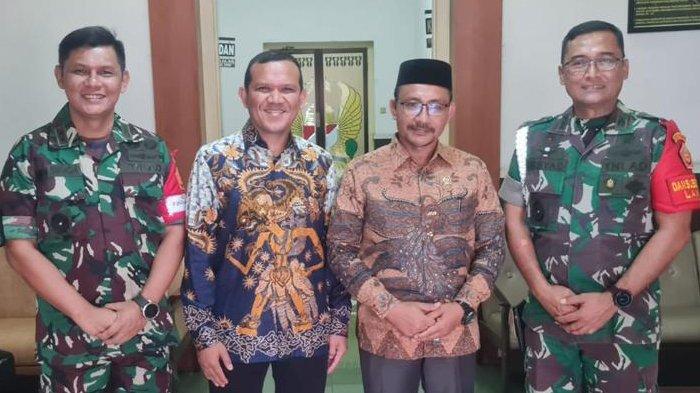 Anggota DPD RI asal Aceh, H Sudirman SSos bersama Fadhlullah SE alias Dek Fad, Anggota DPR RI Fraksi Partai Gerindra mendatangi Pomdam Jaya, Jumat (1/9/2023). Keduanya mewakili Forum Bersama (Forbes) DPR/DPD RI asal Aceh untuk berbicara secara langsung dengan Danpomdam Jaya Kolonel CPM Irsyad Hamdie Bey Anwar dan Kapendam Jaya Letkol Inf Herbert Andi Amino Sinaga, terkait dengan kasus penculikan dan penganiayaan warga Aceh, Imam Masykur (25) hingga meninggal dunia oleh tiga oknum TNI.