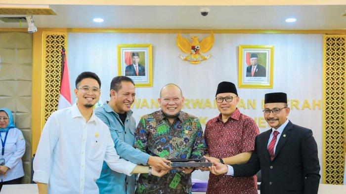 Anggota DPD RI asal Aceh, H. Sudirman, S.Sos atau populer dikenal Haji Uma kembali terpilih sebagai salah seorang pimpinan Panitia Urusan Rumah Tangga (PURT) Dewan Perwakilan Daerah (DPD) Republik Indonesia.