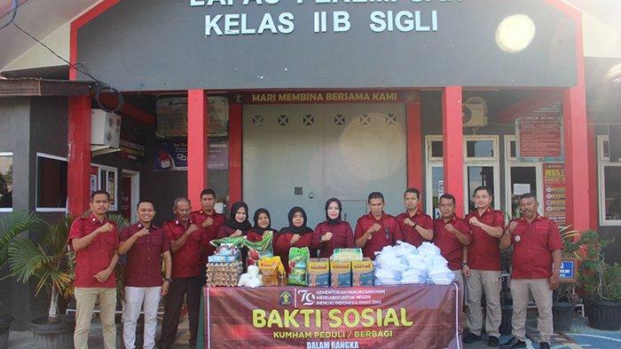 Foto bersama dalam rangka Hari Pengayom Lapas Perempuan Sigli menyelenggarakan kegiatan bakti sosial bertajuk “Kumham Peduli, Kumham Berbagi” Kamis, (08/08/2024).