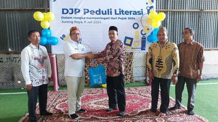 Kepala KKP Pidie, Lusi Wiratno menyerahkan cinderamata pada Kepala Kantor Perpustakaan dan Arsip Pidie, Turno Junaidi MKM dalam rangka hari pajak, Kamis (11/7/2024)
