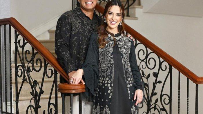 ILUSTRASI - Pasangan Nia Ramadhani dan Ardi Bakrie memakai baju couple muslim.