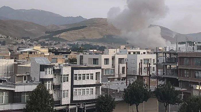 Asap mengepul di atas Teheran saat Israel terus menyerang ibu kota Iran.