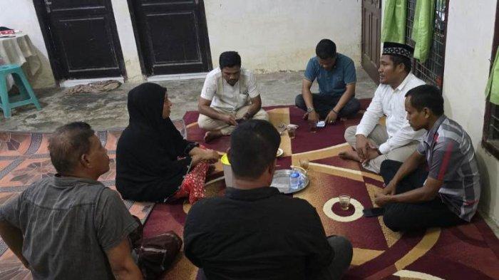 Ketua ISNU Pidie, Tgk Nanda Saputra MPd, bersama pengurus menyerahkan donasi berupa uang tunai kepada keluarga di Gampong Keurembok Aree, Kecamatan Delima, Pidie, Rabu (31/7/2024)