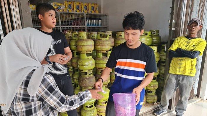 Kaum Ibu-ibu membeli gas LPG ukuran 3 Kg di salah satu agen Pulo Pisang, Kecamatan Pidie, Kabupaten Pidie, Senin (31/7/2023).
