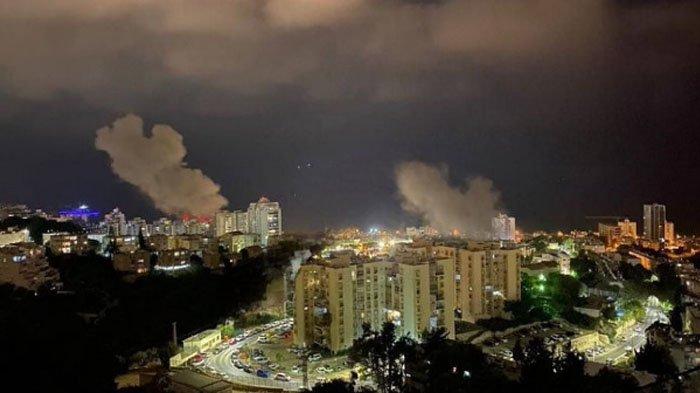 Asap mengepul setelah roket Hizbullah mengguncang Kota Pelabuhan Haifa