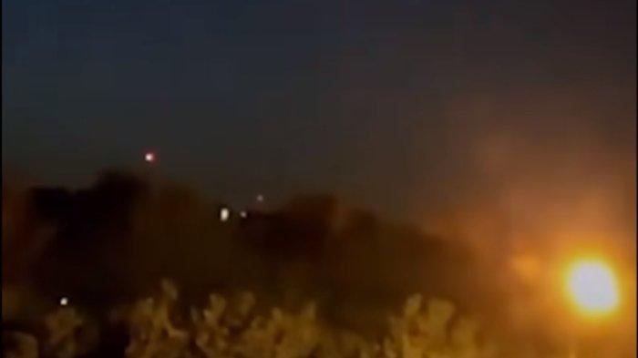 Rekaman video saat pertahanan udara Iran mencegat rudal Israel.